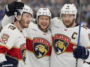 Brandon Montour (au centre) des Panthers de la Floride célèbre son but avec ses coéquipiers Matthew Tkachuk (à gauche) et Aleksander Barkov lors de la troisième période du premier match de leur série de deuxième tour contre les Maple Leafs.