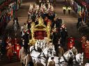 Le Gold State Coach est monté aux côtés de membres de l'armée lors d'une répétition générale nocturne.