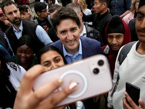 Le premier ministre Justin Trudeau rencontre des élèves du secondaire à Winnipeg.