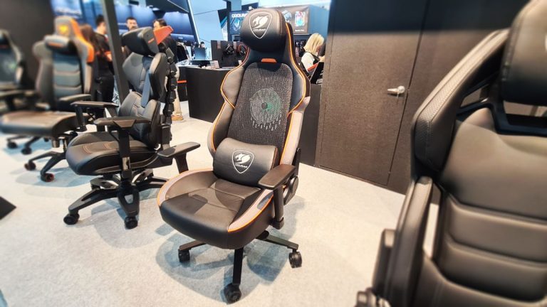 Après une journée complète de Computex sous une chaleur de 32 degrés, je n'ai jamais été aussi heureux de m'asseoir dans une chaise de jeu avec un ventilateur dans le dossier
