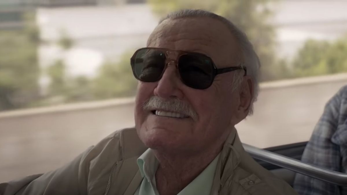 Attendez, Stan Lee a été photoshoppé dans la photo du casting du 10e anniversaire de Marvel Studios?
