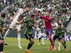 Le gardien de but de l'Austin FC, Brad Stuver (1), fait une sauvegarde lors de la première moitié d'un match de football de la MLS contre le Toronto FC, le samedi 20 mai 2023, à Austin, au Texas.