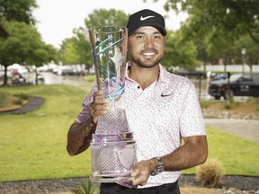 Jason Day pose avec le trophée du vainqueur lors de la ronde finale du tournoi de golf AT&T Byron Nelson.