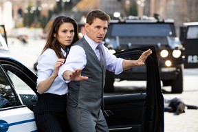 Hayley Atwell et Tom Cruise dans Mission : Impossible Dead Reckoning – Première partie de Paramount Pictures et Skydance.