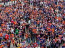 Les gens participent à la soirée de surveillance des Oilers d'Edmonton dans le district de glace le samedi 6 mai 2023 à Edmonton.