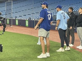 Le quart-arrière des Buffalo Bills a fait une apparition à l'entraînement au bâton des Blue Jays lundi, et il a aimé ce qu'il a vu.