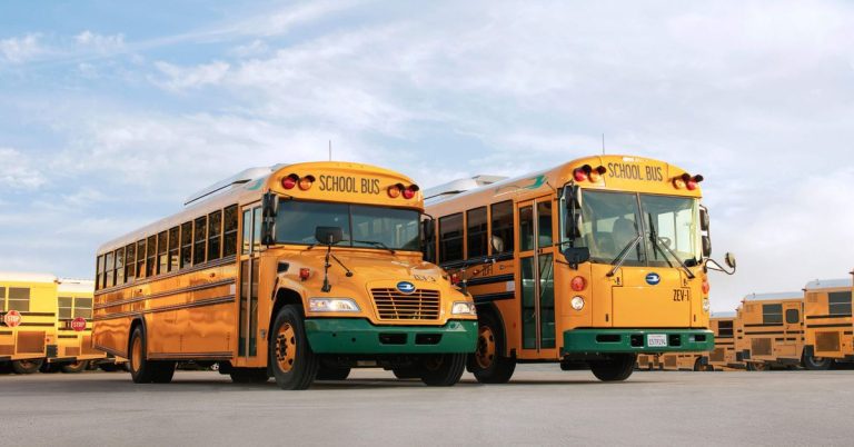 Blue Bird, fabricant emblématique d’autobus scolaires jaunes, ouvre une nouvelle usine d’autobus électriques