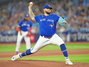 28 avril 2023 ;  Toronto, Ontario, CAN ;  Le lanceur partant des Blue Jays de Toronto Alek Manoah (6) lance un lancer contre les Mariners de Seattle lors de la première manche au Rogers Centre.