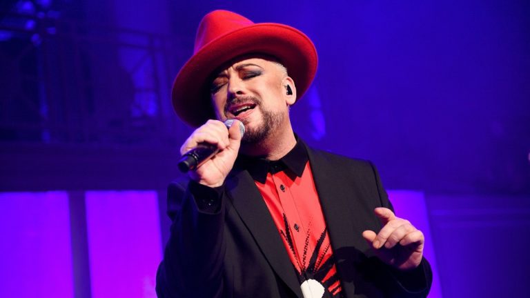 Boy George sur le marché de Cannes et son désir d'agir davantage : je devrais être le « dinosaure gay » dans chaque film d'animation que les plus populaires doivent lire
	
	
