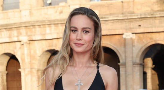 Brie Larson n'a pas laissé une robe magnifique avec un décolleté plongeant l'empêcher de manger de la pizza