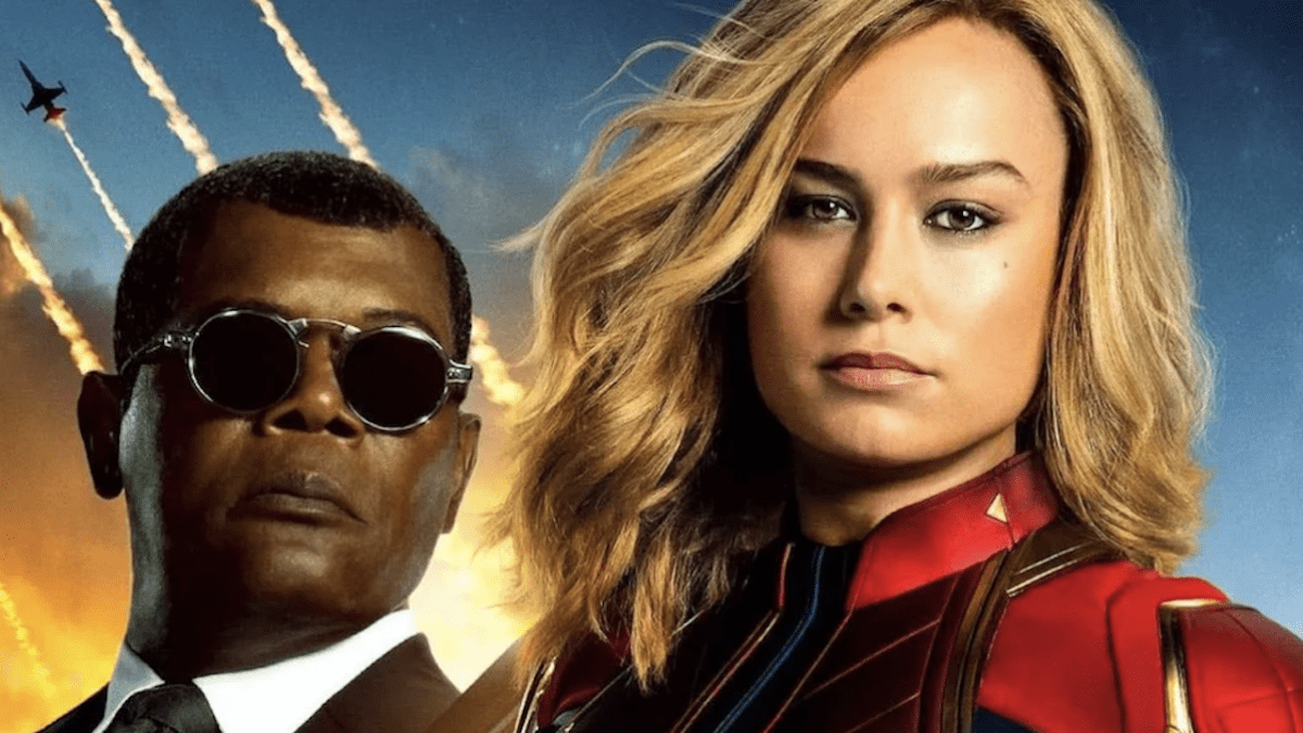 Brie Larson stupéfaite dans une robe blanche et Samuel L. Jackson a continué d'être son homme hype n ° 1
