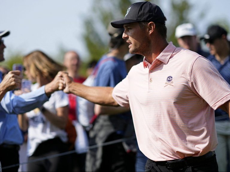 Bryson DeChambeau explique le changement corporel spectaculaire – et mène au championnat PGA