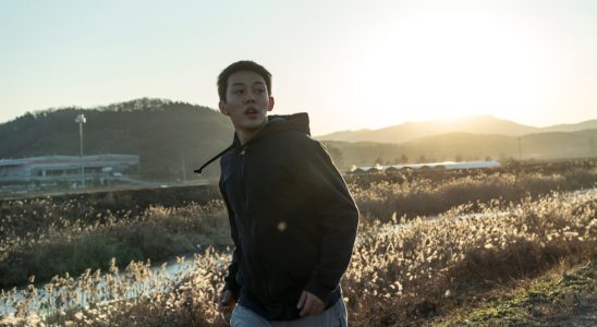 'Burning' Star Yoo Ah-in attaqué par un fan brandissant une bouteille après sa comparution devant le tribunal