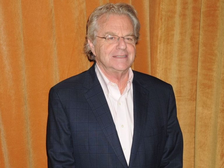 « C’ÉTAIT CHOQUANT POUR MOI » : Jerry Springer a gardé secrète sa bataille contre le cancer