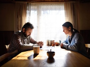 La lutte contre la dépendance d'un mari, associée à une liaison, a une femme réticente à réconcilier leur mariage.