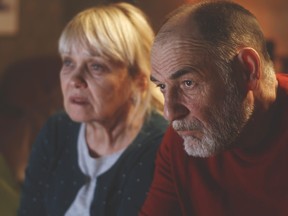 Une femme veut quitter un mariage sans amour.