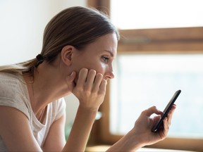 Une lectrice dit qu'elle ne peut pas s'empêcher de cyber-harceler l'ex de son petit ami.