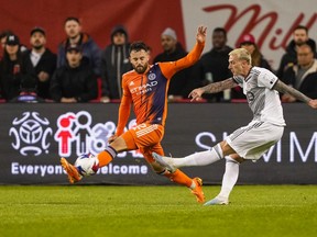 L'attaquant de New York, Kevin O'Toole, bloque un tir de l'attaquant du Toronto FC Federico Bernardeschi.