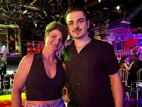 Le défenseur des Canadiens Arber Xhekaj avec sa mère, Simona.