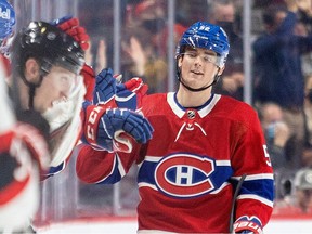 En 39 matchs avec les Canadiens cette saison, Justin Barron a obtenu des totaux de 4-11-15 et un différentiel de moins-2 avec une moyenne de 16:18 de temps de glace par match.  Maintenant, il s'habille pour le Canada.