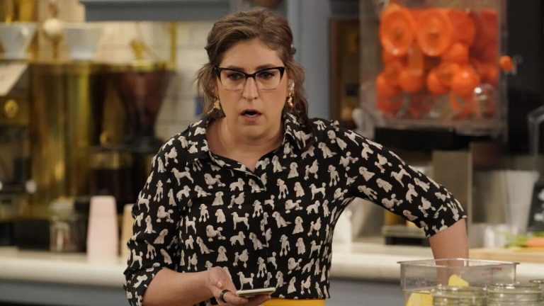 Mayim Bialik in Call Me Kat