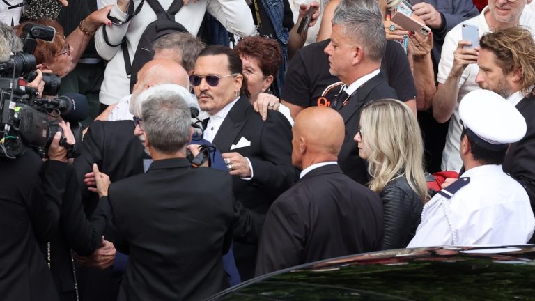 Cannes démarre avec Johnny Depp Frenzy, les cheveux bleus fous d'Helen Mirren et bien d'autres.
	
	
