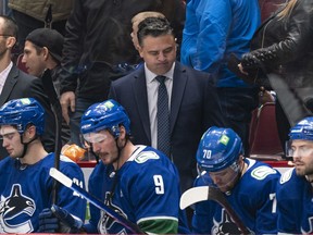 Travis Green réagit après que les Canucks aient accordé un but en troisième période dans une défaite de 4-2 contre l'Avalanche le 17 novembre 2021 au Rogers Arena.