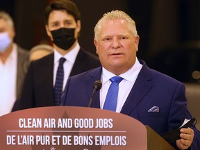 Le premier ministre de l'Ontario Doug Ford prend la parole lors d'une conférence de presse à Windsor avec le premier ministre Justin Trudeau en mai 2022 lorsque les Stellantis ont annoncé un investissement de 3,6 milliards de dollars pour rééquiper les installations de Windsor et de Brampton.