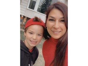 Carolann Robillard, 35 ans, et son enfant Sara Miller, 11 ans, qui avait commencé à utiliser le prénom Jayden, posent sur cette photo non datée.