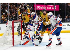 12 mai 2023 ;  Las Vegas, Nevada, États-Unis ;  L'ailier droit des Golden Knights de Vegas Mark Stone (61) célèbre après avoir marqué un but contre le gardien de but des Oilers d'Edmonton Stuart Skinner (74) au cours de la deuxième période du cinquième match du deuxième tour des séries éliminatoires de la Coupe Stanley 2023 à la T-Mobile Arena.  Crédit obligatoire : Stephen R. Sylvanie - USA TODAY Sports