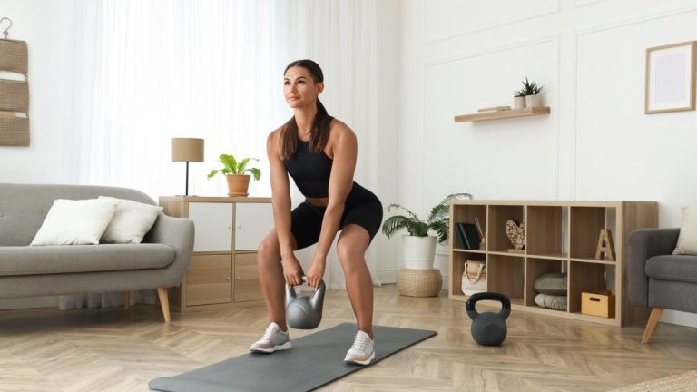 Cet entraînement de kettlebell unique en 4 mouvements renforce tous vos muscles en moins de 20 minutes