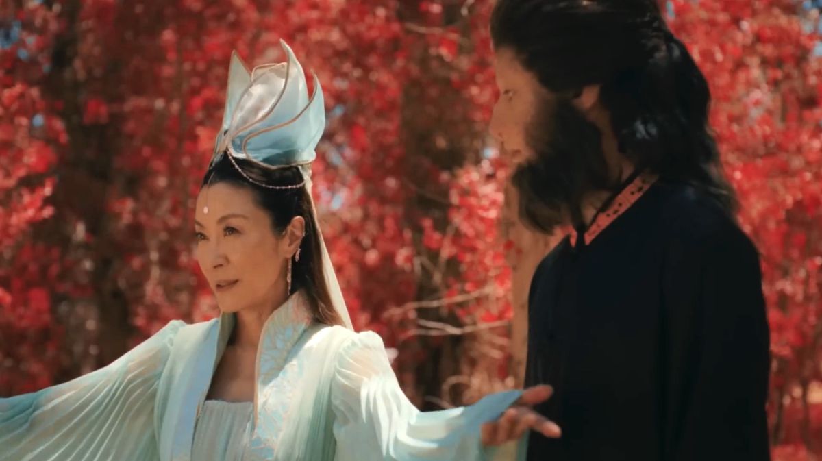 Michelle Yeoh dans une robe fantastique montrant un adolescent habillé comme le roi des singes dans American Born Chinese