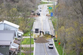 Les équipes routières travaillent sur Sunset Drive entre Talbot Street et Elm Street à St. Thomas le mardi 2 mai 2023. Environ 12 heures plus tard, la police a déclaré qu'un conducteur ivre était entré dans la zone et avait plongé son véhicule dans un trou dans la route.  Derek Ruttan/The London Free Press