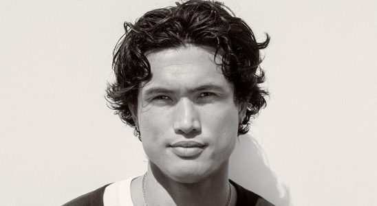 Charles Melton, ancien de "Riverdale", ravi de ses débuts "voyeuristes" à Cannes "mai décembre" avec Julianne Moore