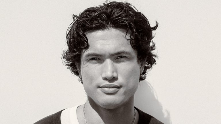 Charles Melton, ancien de "Riverdale", ravi de ses débuts "voyeuristes" à Cannes "mai décembre" avec Julianne Moore
	
	
