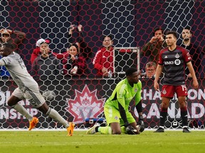 Le défenseur des FC Montréal Zachary Brault-Guillard (15 ans) célèbre son but contre le gardien du Toronto FC Sean Johnson.