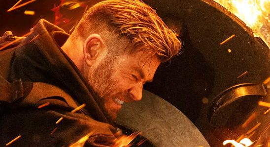 Chris Hemsworth dit que la scène de combat brutal en prison d'Extraction 2 était "la chose la plus difficile que j'aie jamais faite"