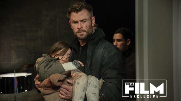 Chris Hemsworth taquine les cascades brutales d’Extraction 2 : « C’est la chose la plus difficile que j’ai jamais faite »