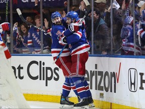 Le centre des Rangers de New York Mika Zibanejad (93) célèbre avec l'ailier gauche Chris Kreider (20) après avoir marqué un but contre les Devils du New Jersey au cours de la deuxième période du sixième match du premier tour des éliminatoires de la Coupe Stanley 2023 au Madison Square Garden de New York le 29 avril 2023.