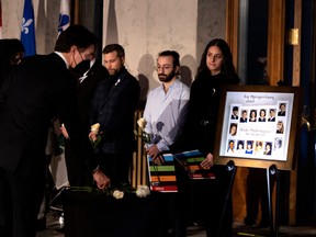 Le Premier ministre canadien Justin Trudeau dépose une rose blanche sur une table lors des cérémonies marquant l'anniversaire du massacre à l'École Polytechnique de Montréal, le 6 décembre 2022.