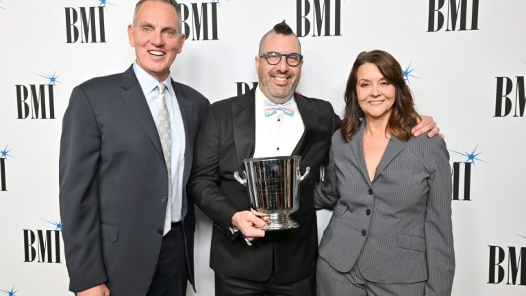 Christopher Lennertz reçoit le prix de la meilleure composition aux BMI Film, TV, Visual Media Awards 2023 Les plus populaires doivent être lus Inscrivez-vous aux newsletters Variety Plus de nos marques
	
	
