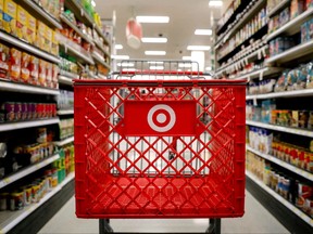 Un panier est vu dans un magasin Target dans le quartier de Brooklyn à New York, le 14 novembre 2017.