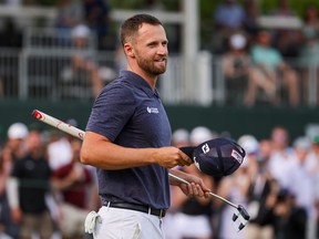 Wyndham Clark des États-Unis célèbre sa victoire sur le 18e green lors de la dernière manche du championnat Wells Fargo au Quail Hollow Country Club le 07 mai 2023 à Charlotte, Caroline du Nord