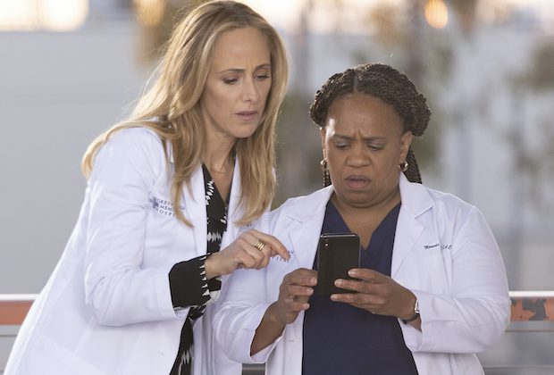 Cliffhanger de « Grey’s Anatomy » ruiné : Teddy vit, Kim Raver reste