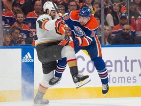 Zach Hyman (18 ans) des Oilers d'Edmonton entre en collision avec Nicolas Hague des Golden Knights de Las Vegas à Rogers Place à Edmonton le 8 mai 2023 Photo de Shaughn Butts-Postmedia