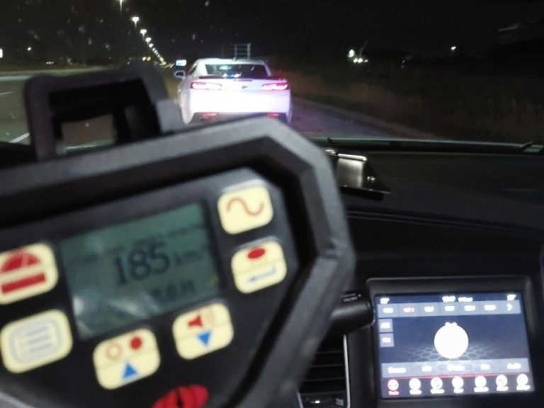 Conducteur d’arrêt de la Police provinciale de l’Ontario roulant à 185 km/h sur l’autoroute.  400