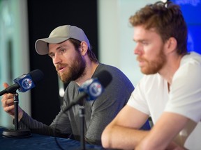 Leon Draisaitl, à gauche, et Connor McDavid des Oilers d'Edmonton s'entretiennent avec les médias à Rogers Place à Edmonton le mardi 16 mai 2023.