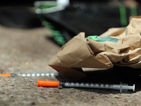 Aiguilles sur le trottoir à l'extérieur d'un site d'injection sécuritaire du centre-ville de Toronto.