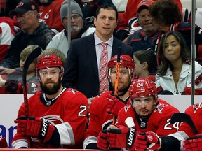 L'entraîneur-chef des Hurricanes Rod Brind'Amour regarde jouer lors de la série de deuxième tour de son équipe contre les Devils plus tôt ce mois-ci à Raleigh, en Caroline du Nord