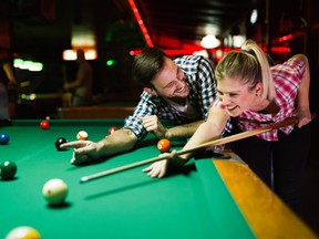 Le comportement d'un joueur de billard a aliéné un couple des autres joueurs.